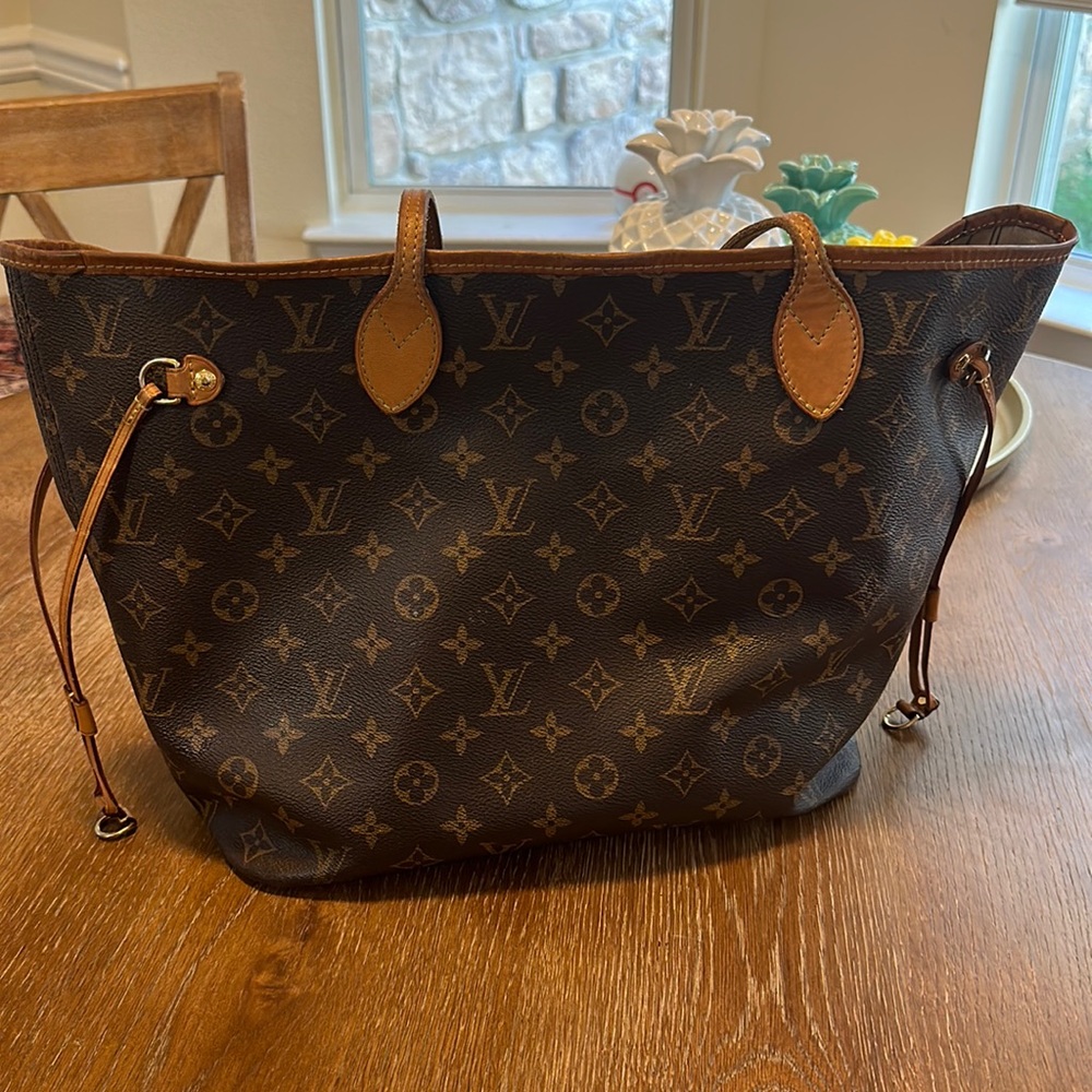 Louis Vuitton Neverfull MM with pouch
